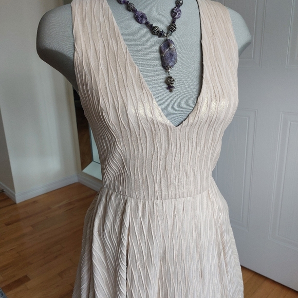 ALICE + OLIVIA Plunge Neckline Midi Beige-Gold Dress New with Tags - US4 - Picture 5 of 12